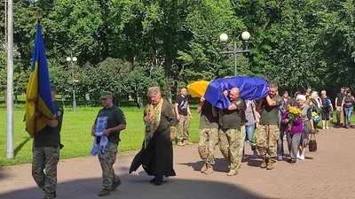 У Чернігові попрощалися з військовим ЗСУ Олексієм Приходьком У Чернігові попрощалися з військовим ЗСУ Олексієм Приходьком