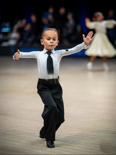 Кузня чемпіона в їдальні центру переселенців: історія 7-річного харківця, чемпіона світу зі спортивних бальних танців Кузня чемпіона в їдальні центру переселенців: історія 7-річного харківця, чемпіона світу зі спортивних бальних танців