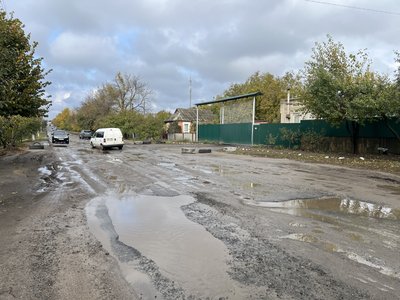 «Яма на ямі»: у Гайсині мешканці вимагають відремонтувати вулицю Механізаторів «Яма на ямі»: у Гайсині мешканці вимагають відремонтувати вулицю Механізаторів