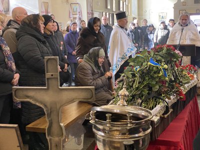 У Полтаві попрощалися із жертвою російського обстрілу Оленою Скляр У Полтаві попрощалися із жертвою російського обстрілу Оленою Скляр