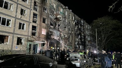 Росіяни вдарили КАБами по Харкову: один влучив у багатоповерхівку, є постраждалі