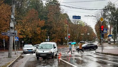 Автомобіль «Renault», водій якого наїхав на пенсіонерку Автомобіль «Renault», водій якого наїхав на пенсіонерку