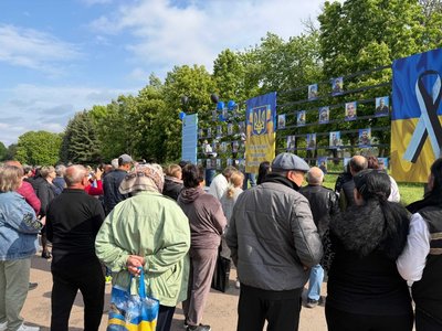 "Чекаємо. Віримо. Молимось": у Вільшанці на Кіровоградщині відкрили дошку безвісти зниклим бійцям "Чекаємо. Віримо. Молимось": у Вільшанці на Кіровоградщині відкрили дошку безвісти зниклим бійцям