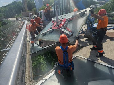 Пошкодили вандали: на "мосту Кличка" замінили скло Пошкодили вандали: на "мосту Кличка" замінили скло