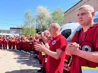 "Щоб пацієнти були вдячні": медикам черкаської екстренки вручили ключі від нових реанімобілів "Щоб пацієнти були вдячні": медикам черкаської екстренки вручили ключі від нових реанімобілів