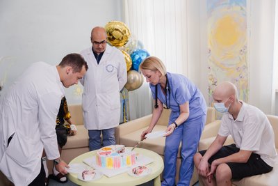 На Дніпропетровщині провели першу трансплантацію кісткового мозку дорослому: як почувається 18-річний криворіжець