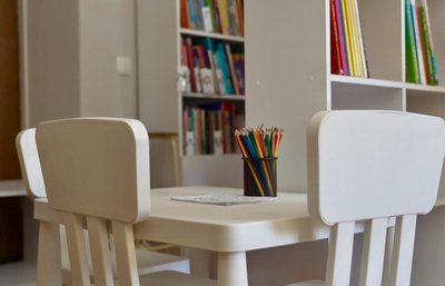 столик, олівці, книжки столик, олівці, книжки