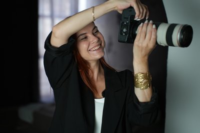 фотографка у прифронтовому місті фотографка у прифронтовому місті