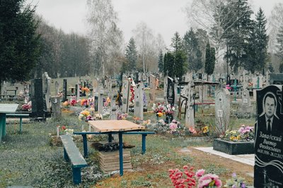 Катають яйця на могилах, кладуть цукерки й паски біля поховань та моляться: як відзначають Проводи на Сумщині Катають яйця на могилах, кладуть цукерки й паски біля поховань та моляться: як відзначають Проводи на Сумщині