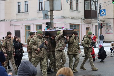 "На щиті": в місті на Черкащині попрощалися із захисником "На щиті": в місті на Черкащині попрощалися із захисником