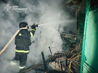 Великий Бурлук на Харківщині атакували дрони РФ: рятувальник гасить пожежу Великий Бурлук на Харківщині атакували дрони РФ: рятувальник гасить пожежу