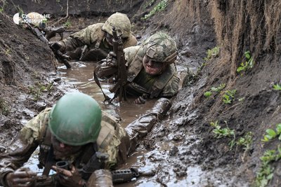 Військові 505-го окремого батальйону в окопі з багнюкою під час проходження "смуги морпіха" на півдні Військові 505-го окремого батальйону в окопі з багнюкою під час проходження "смуги морпіха" на півдні