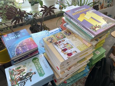 Підручники до 1 вересня: чи встигнуть надрукувати та доставити всі книги у школи Полтавщини Підручники до 1 вересня: чи встигнуть надрукувати та доставити всі книги у школи Полтавщини