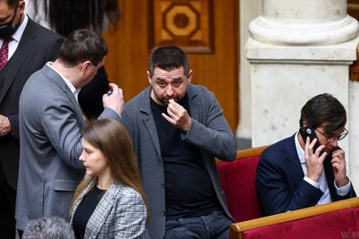 Народний депутат, лідер фракції "Слуга народу" Давид Арахамія (в центрі) під час засідання Верховної Ради України, Київ, 23 лютого 2022 року