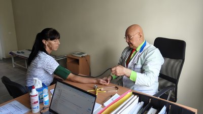 Сімейний лікар Степан Ступін міряє тиск у пацієнтки Сімейний лікар Степан Ступін міряє тиск у пацієнтки