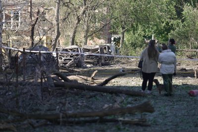 Дев'ять загиблих та потрощені будинки. Фоторепортаж з місця удару РФ по Дніпру
