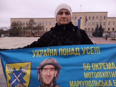 "Просимо міжнародні організації – знайдіть нам наших рідних". У Кропивницькому вийшли на акцію "Не мовчи! Полон вбиває" "Просимо міжнародні організації – знайдіть нам наших рідних". У Кропивницькому вийшли на акцію "Не мовчи! Полон вбиває"
