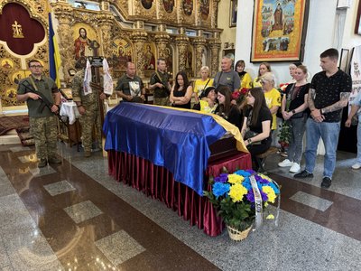 У Полтаві попрощалися із загиблим командиром стрілецької роти Антоном Юрченком У Полтаві попрощалися із загиблим командиром стрілецької роти Антоном Юрченком