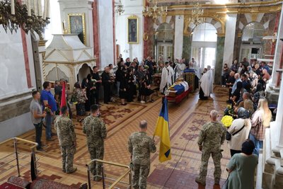 У Луцьку попрощалися з загиблим на Сумщині бійцем Олегом Кравцем У Луцьку попрощалися з загиблим на Сумщині бійцем Олегом Кравцем