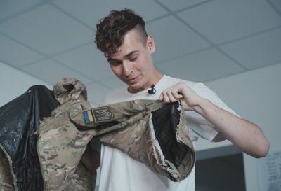 Ветеран тримає свій пошкоджений бушлат Ветеран тримає свій пошкоджений бушлат