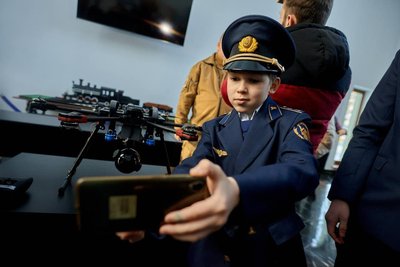 Зібрали 20 тонн макулатури: у Києві юні залізничники придбали дрон для ЗСУ Зібрали 20 тонн макулатури: у Києві юні залізничники придбали дрон для ЗСУ