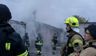 Пожежі у будинку та на території одного з підприємств стались внаслідок російської атаки 13 вересня на Хмельниччині Пожежі у будинку та на території одного з підприємств стались внаслідок російської атаки 13 вересня на Хмельниччині