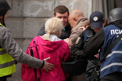 Родичі загиблих втішають один одного на місці ракетного обстрілу в Сумах 13 квітня 2025 року Родичі загиблих втішають один одного на місці ракетного обстрілу в Сумах 13 квітня 2025 року