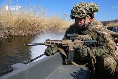 Човен з військовими з першого батальйону 40-ї бригади берегової охорони прямує на точку висадки групи Човен з військовими з першого батальйону 40-ї бригади берегової охорони прямує на точку висадки групи