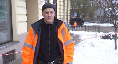 "Виходимо на покрівлю, страхуємося і працюємо": як у Львові альпіністи збивають бурулі з дахів "Виходимо на покрівлю, страхуємося і працюємо": як у Львові альпіністи збивають бурулі з дахів