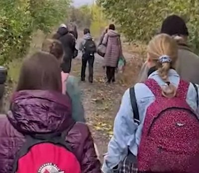 «Застреліть, але дітей я не відпущу». З Дружківки евакуювали дітей, яких ховали батьки: подробиці «Застреліть, але дітей я не відпущу». З Дружківки евакуювали дітей, яких ховали батьки: подробиці