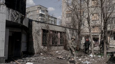 Пошкодження піля удару дрона у Харкові 16 квітня Пошкодження піля удару дрона у Харкові 16 квітня