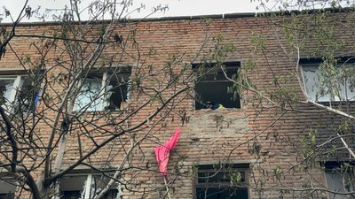 "Не думала, що в цю чотириповерхівку колись прилетить": Черкаси долають наслідки атаки "шахедів" "Не думала, що в цю чотириповерхівку колись прилетить": Черкаси долають наслідки атаки "шахедів"