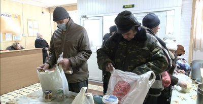 Жителі Північної Салтівки у Харкові отримують безплатні гарячі обіди у школі Жителі Північної Салтівки у Харкові отримують безплатні гарячі обіди у школі