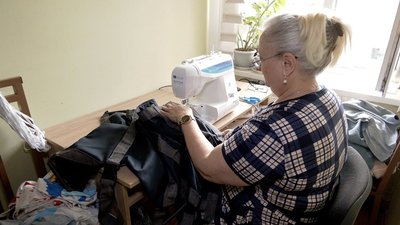 Переселенка, що переїхала на Вінниччину, шиє ноші для військовослужбовців Переселенка, що переїхала на Вінниччину, шиє ноші для військовослужбовців