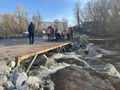 У Малині на Житомирщині через підняття рівня води в річці затопило пішохідну переправу – вода продовжує прибувати У Малині на Житомирщині через підняття рівня води в річці затопило пішохідну переправу – вода продовжує прибувати