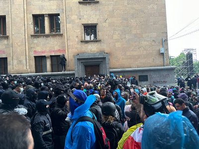 Поліція відтіснила демонстрантів від парламенту Грузії Поліція відтіснила демонстрантів від парламенту Грузії