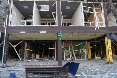 "Був сильний вибух, стеля впала, стіна лопнула. Ховатись було ніде". Очевидці про авіаудар по середмістю Херсона "Був сильний вибух, стеля впала, стіна лопнула. Ховатись було ніде". Очевидці про авіаудар по середмістю Херсона