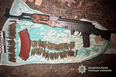 Вилучили гранати та набої. На Дніпропетровщині підозрюють трьох людей у незаконному збуті зброї та боєприпасів Вилучили гранати та набої. На Дніпропетровщині підозрюють трьох людей у незаконному збуті зброї та боєприпасів