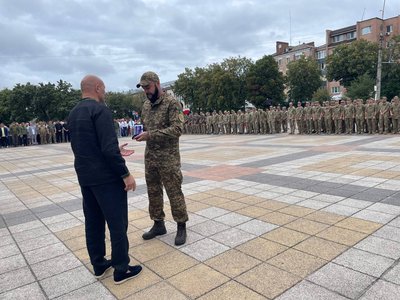 За мужність і захист України: в Черкасах у День Прапора нагородили захисників За мужність і захист України: в Черкасах у День Прапора нагородили захисників