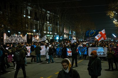 Держслужбовці приєдналися до акції протестів у Грузії Держслужбовці приєдналися до акції протестів у Грузії