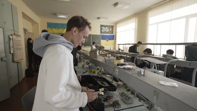 У вінницькому коледжі вироблять зарядні станції та павербанки для оборонців У вінницькому коледжі вироблять зарядні станції та павербанки для оборонців