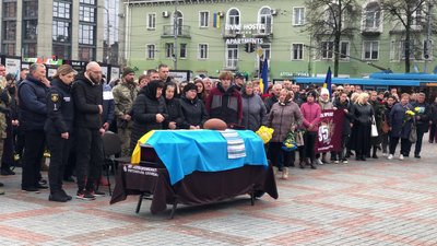 З військовими Юрієм Лапчуком та Юрієм Трофимчуком попрощалися у Рівному З військовими Юрієм Лапчуком та Юрієм Трофимчуком попрощалися у Рівному