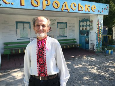"Тату, я хочу розмалювати цю зупинку" — уродженка Житомирщини Оксана Гелевей "Тату, я хочу розмалювати цю зупинку" — уродженка Житомирщини Оксана Гелевей