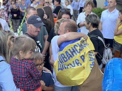 На Вінниччині зустріли звільненого з полону оборонця Петра Кривенького На Вінниччині зустріли звільненого з полону оборонця Петра Кривенького