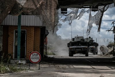 Українські військовослужбовці їдуть на військовій техніці на прикордонному пункті пропуску з Росією в Сумській області Українські військовослужбовці їдуть на військовій техніці на прикордонному пункті пропуску з Росією в Сумській області
