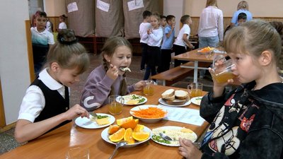 Безкоштовне харчування у школах Вінниці: скільки дітей охопила програма та чи подобається їм меню Безкоштовне харчування у школах Вінниці: скільки дітей охопила програма та чи подобається їм меню