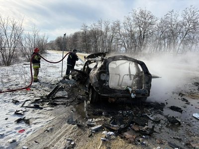 Рятувальники гасять пожежу автомобіля медиків, пошкодженого російським БпЛА біля Борщівки Рятувальники гасять пожежу автомобіля медиків, пошкодженого російським БпЛА біля Борщівки