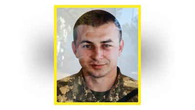 На Чернігівщині попрощались із захисниками України Сергієм Гладким, Артемом Левчуком та Олександром Кузіліковим На Чернігівщині попрощались із захисниками України Сергієм Гладким, Артемом Левчуком та Олександром Кузіліковим