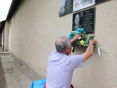 На Одещині відкрили меморіальну дошку на честь загиблого захисника Віктора Сакали На Одещині відкрили меморіальну дошку на честь загиблого захисника Віктора Сакали