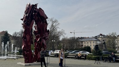 "Реконструкція подій": в Ужгороді представили інсталяцію художника Михайла Деяка, що символізує образ війни "Реконструкція подій": в Ужгороді представили інсталяцію художника Михайла Деяка, що символізує образ війни